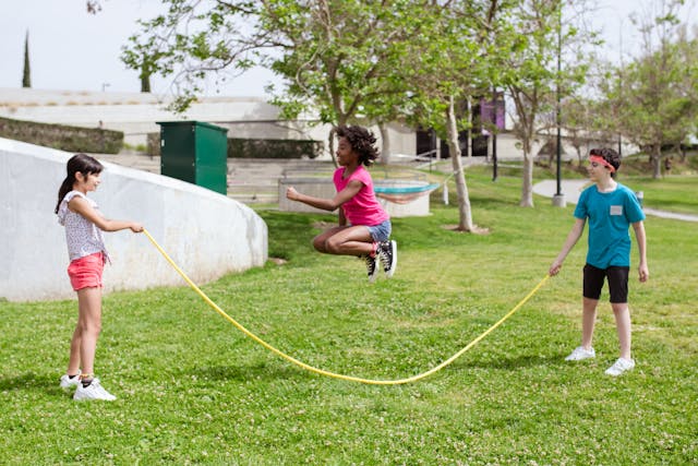 Comment aménager un espace de jeux extérieur sécurisé pour les enfants