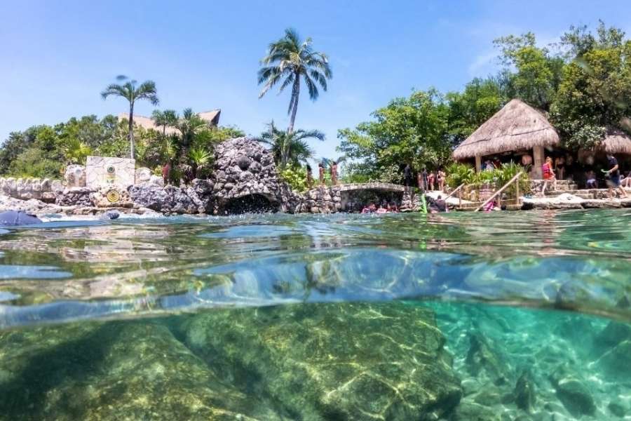Vue sous-marine et aérienne d'un cénote paradisiaque dans la région de la Riviera Maya.
