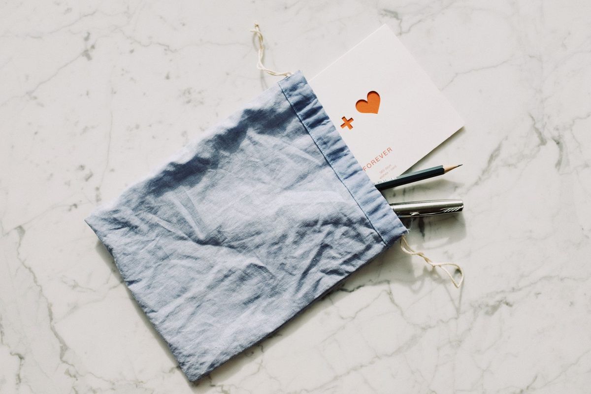 Sac à dos avec des crayons et un papier