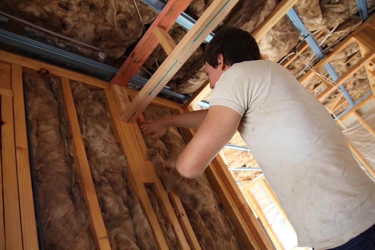 Isoler ses combles soi-même : un chantier qui réduit la facture